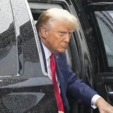 Donald Trump s'est rendu à l'aéroport national Ronald Reagan pour embarquer dans son avion après la fin de l'audience.